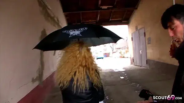 Deutsche Hausfrau spontan auf dem Weg nach Hause zum Porno Casting überredet