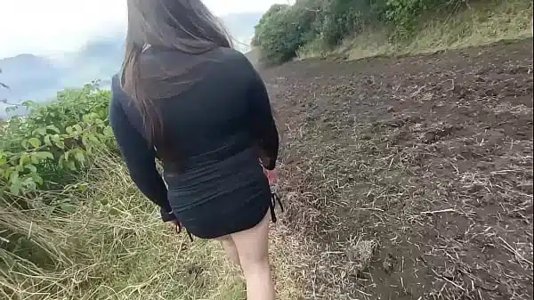 En la SELVA con el jefe de mi marido me invito a caminar en vestido y ropa interior a cambio de DINERO le encanta grabarme el coño y el culo en el Bosque y lugares públicos le chupe la VERGA y lo folle sin protección 2 FULL ON XRED