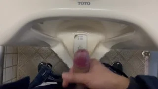 【既婚リーマン】ピクニックの途中で性欲を抑えられずトイレに駆け込みました！大量射精！！