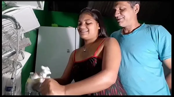 Vagabunda faz anal delicioso com fã, geme gostoso e leva leitada